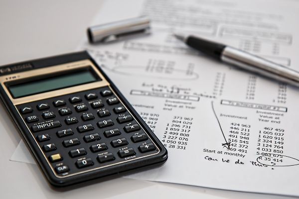 Empresário organizando controle de recebíveis em planilha