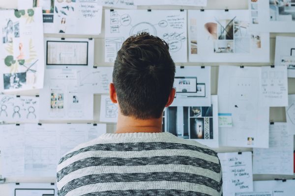 Empresário analisando gráfico de crescimento em escritório