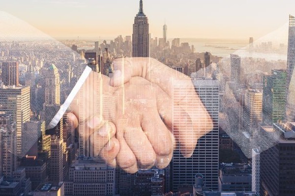 Consultor e empresário conversando em reunião de negócios