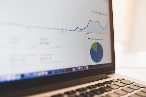 Empresário revisando indicadores financeiros no computador