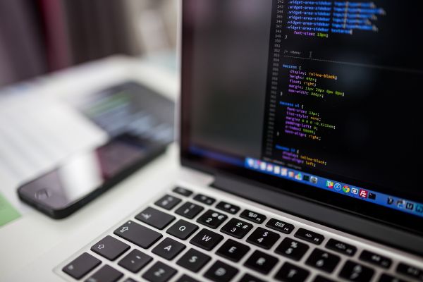 Empresário utilizando notebook em escritório pequeno e organizado