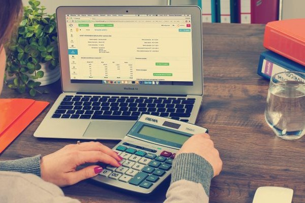 Empresário analisando documentos e planilha de clientes na mesa