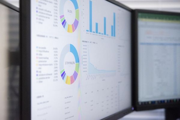 Empresário e consultor analisando gráficos financeiros em reunião