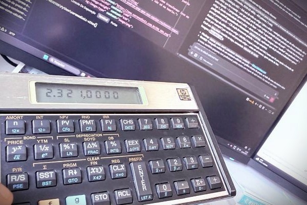 Notebook mostrando gráfico de preço ao lado de calculadora